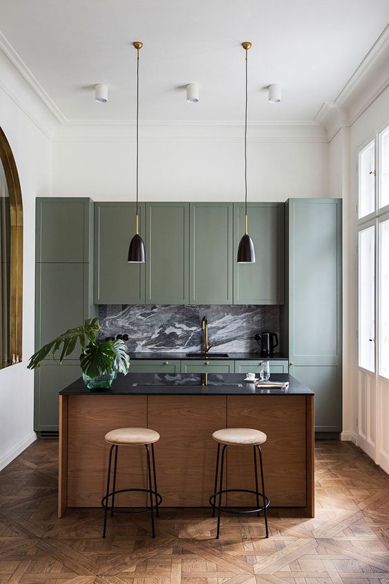 Cucina moderna in verde e legno